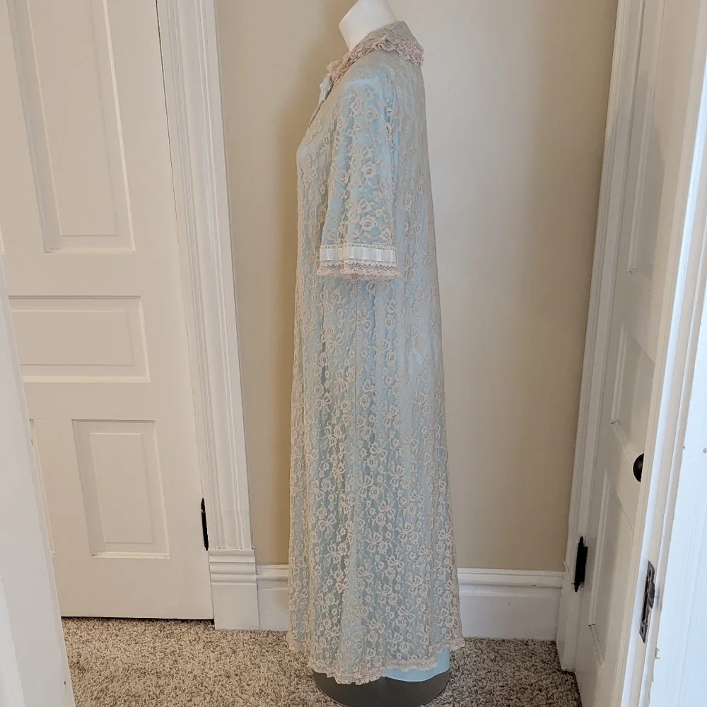 Vintage Montaldo's pale blue with cream lace robe size M - Picture 2 of 8